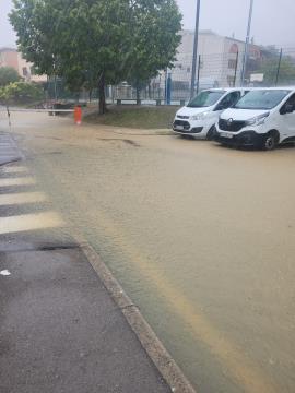 Poplavljena vozila v Luciji.